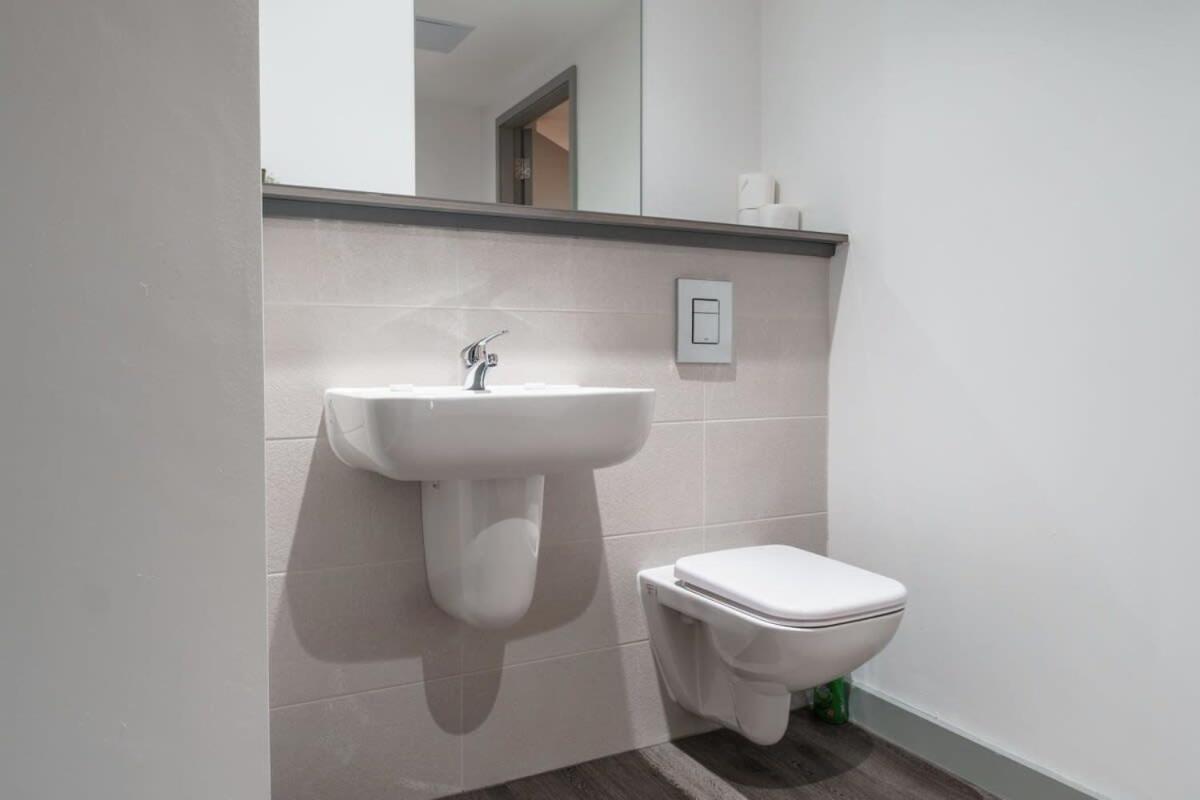 Modern 1 Bed Apartment In Liverpool Centre Exteriör bild